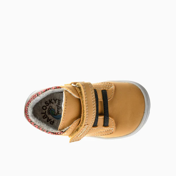 Vista superior da bota Pablosky Barefoot Nobuck Tech Ambra Térmica. Detalhe do fecho aderente e interior térmico.