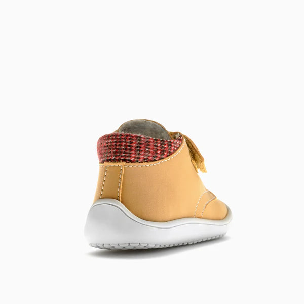 Vista traseira da bota Pablosky Barefoot Nobuck Tech Ambra Térmica. Detalhe do calcanhar e forro térmico xadrez.