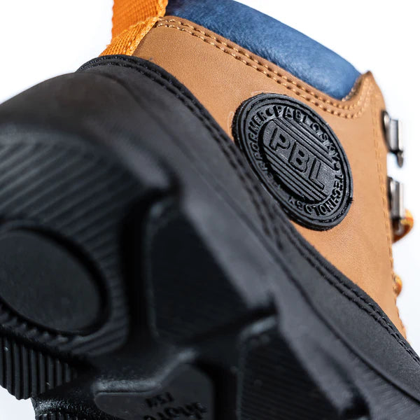 Detalhe da bota Pablosky Barefoot Nobuck Tech Cognac, com logo "PBL" e textura do nobuck.