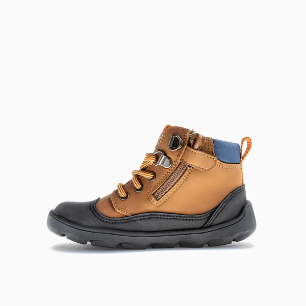 Bota Pablosky Barefoot Nobuck Tech Cognac, vista lateral com atacadores e fecho lateral (zíper).