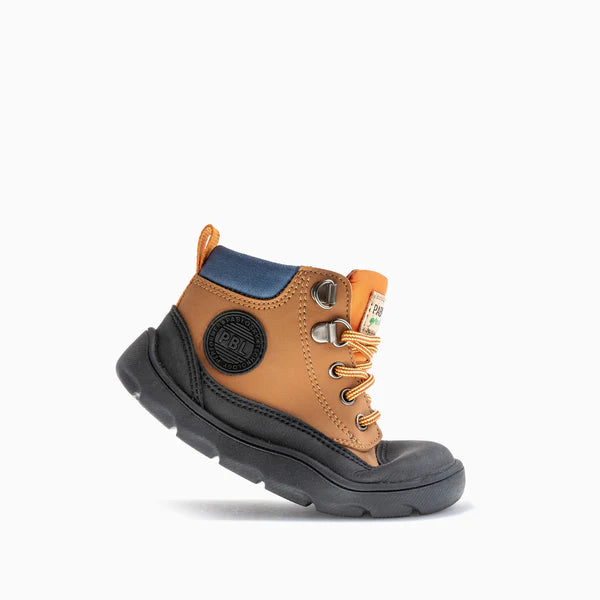 Bota Pablosky Barefoot Nobuck Tech Cognac em pose dinâmica, realçando a flexibilidade da sola.