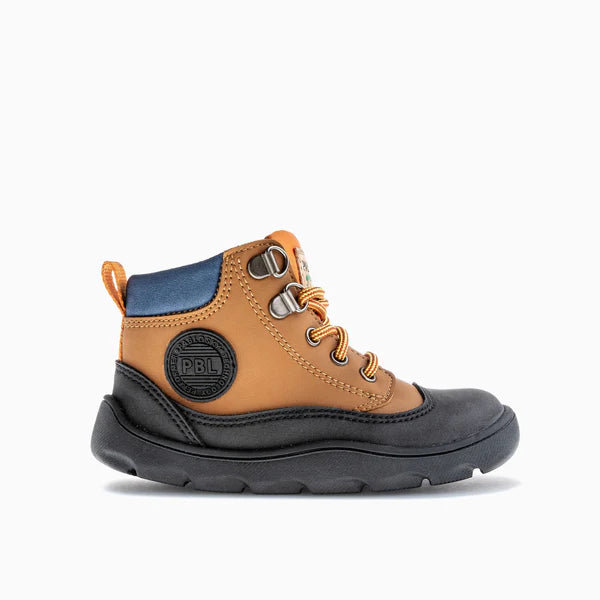 Bota Pablosky Barefoot Nobuck Tech Cognac, vista lateral, com atacadores e detalhes em azul.