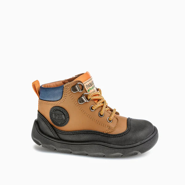 Bota infantil Pablosky Barefoot Nobuck Tech Cognac, vista lateral, com atacadores e sola preta.