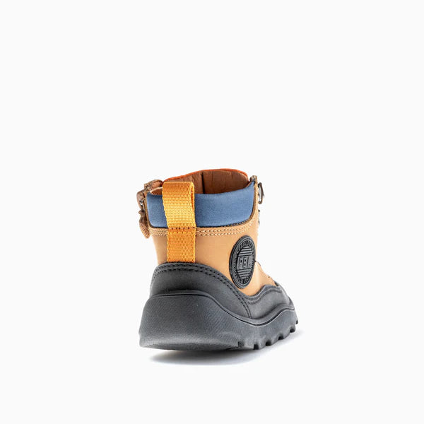 Vista traseira da bota Pablosky Barefoot Nobuck Tech Cognac, com tira de puxar e fecho lateral.