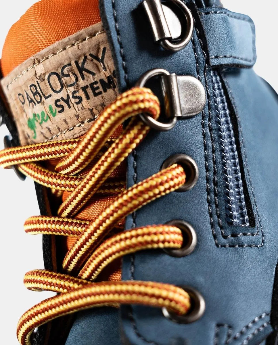 Detalhe da bota Pablosky Barefoot Nobuck Tech Jeans: atacadores, fecho éclair e etiqueta "Green System".