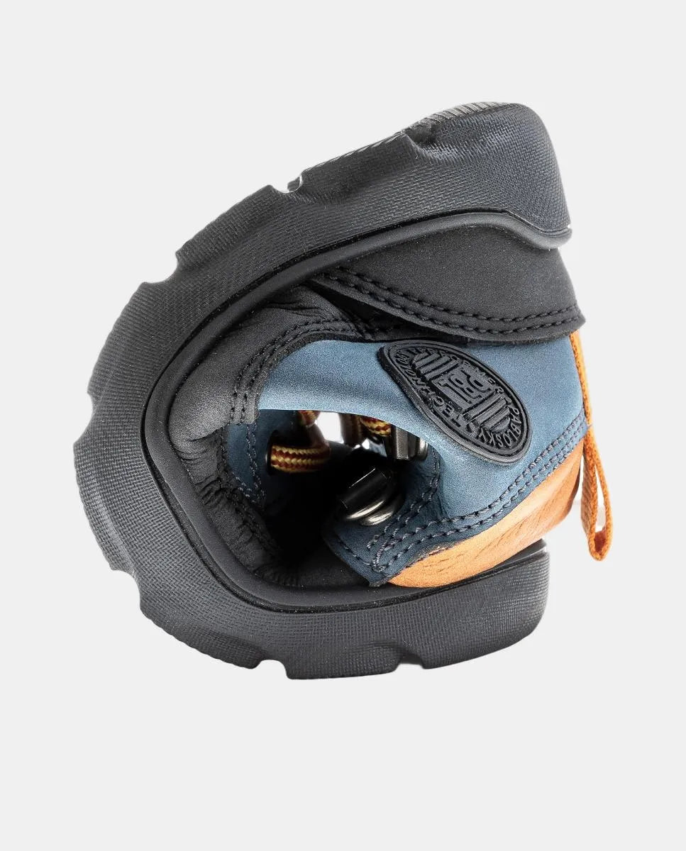 Bota Pablosky Barefoot Nobuck Tech Jeans dobrada, evidenciando a flexibilidade da sola e materiais.