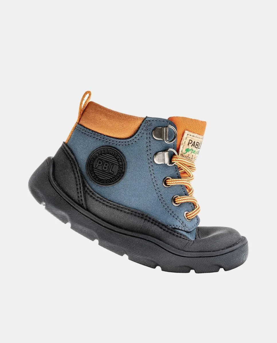 Bota Pablosky Barefoot Nobuck Tech Jeans, vista em ângulo, destacando a sola flexível e design.