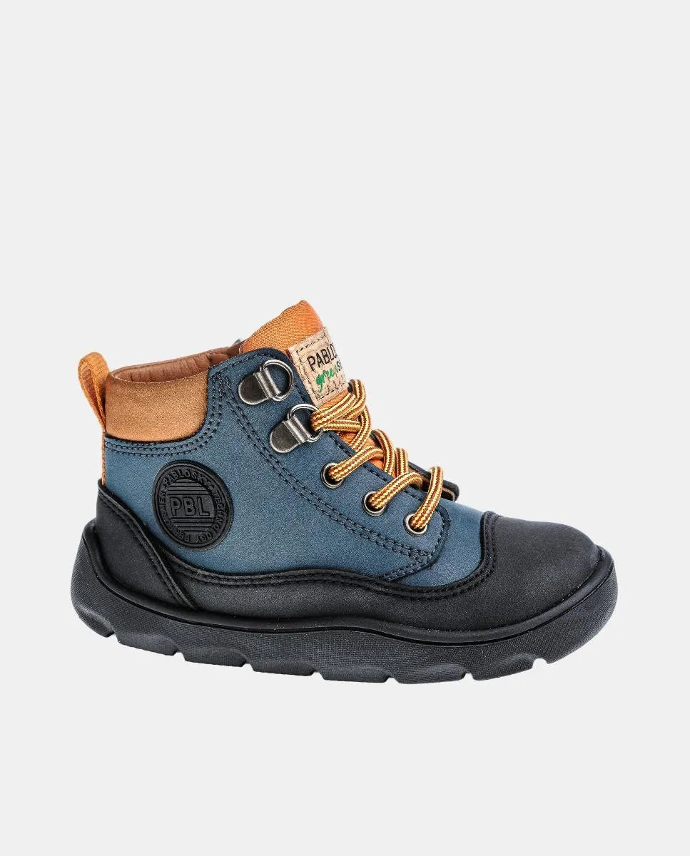 Bota Pablosky Barefoot Nobuck Tech Jeans, vista frontal-lateral, com logótipo PBL e atacadores.