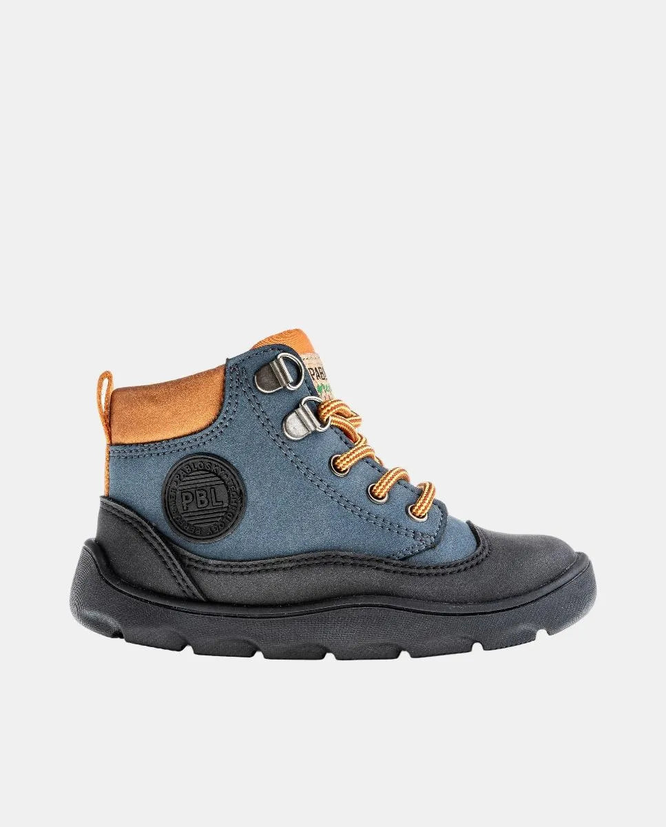 Bota Pablosky Barefoot Nobuck Tech Jeans, vista lateral, com atacadores laranja e detalhes em castanho.