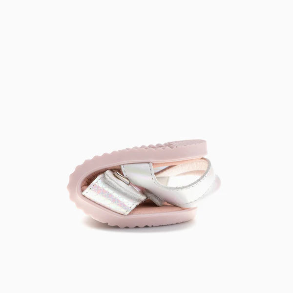 Demonstração da flexibilidade da sandália Pablosky Barefoot Durham, dobrada ao meio, destacando a sola fina e flexível.