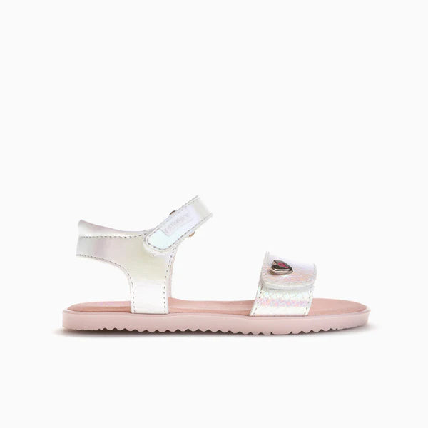 Sandália Pablosky Barefoot Durham infantil, cor branca iridescente com padrão de escama, sola rosa clara e fecho de velcro. Vista lateral.