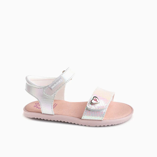 Sandália Pablosky Barefoot Durham infantil branca iridescente com fecho de velcro e detalhe de coração metálico. Vista lateral.