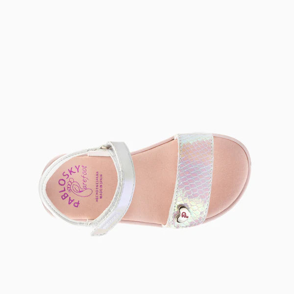Vista superior da sandália Pablosky Barefoot Durham, evidenciando a palmilha rosa com o logótipo Barefoot e o detalhe do coração na tira.