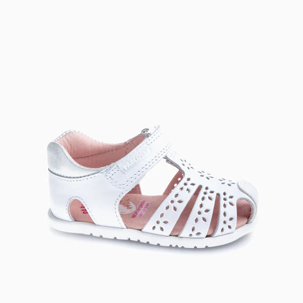 Sandália Pablosky Barefoot Olimpo branca para bebé, vista lateral, com fecho de velcro e recortes florais na parte frontal.