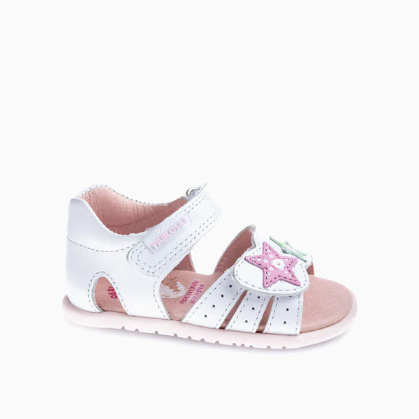 Sandália Pablosky Barefoot Olimpo branca para bebé, vista lateral, com fecho de velcro e apliques de estrelas coloridas.