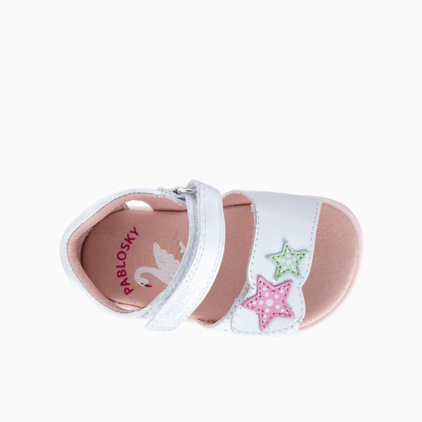Vista superior da sandália Pablosky Barefoot, mostrando a palmilha com logótipo Pablosky e cisne, e as estrelas decorativas.