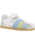 Sandália barefoot Pablosky infantil branca com tiras em pele azul claro e verde, fecho em velcro e sola fina.
