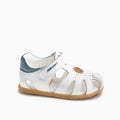 Sandália infantil Pablosky Barefoot Plus em pele branca, com fecho de velcro e detalhe em ganga azul no calcanhar. Vista lateral.