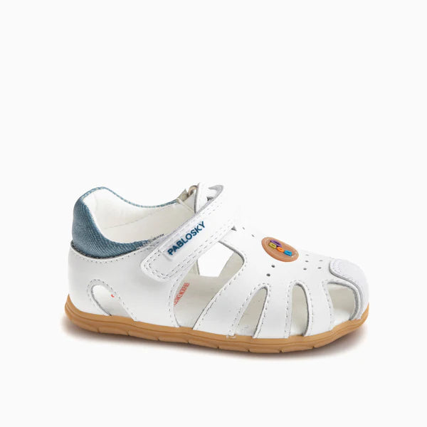 Sandália infantil Pablosky Barefoot Plus em pele branca, com fecho de velcro e detalhe em ganga azul no calcanhar. Vista lateral.