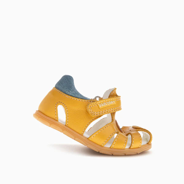 Sandália Pablosky Barefoot Savana Tuorlo amarela em suspensão, a demonstrar a flexibilidade da sola fina e o design ergonómico.