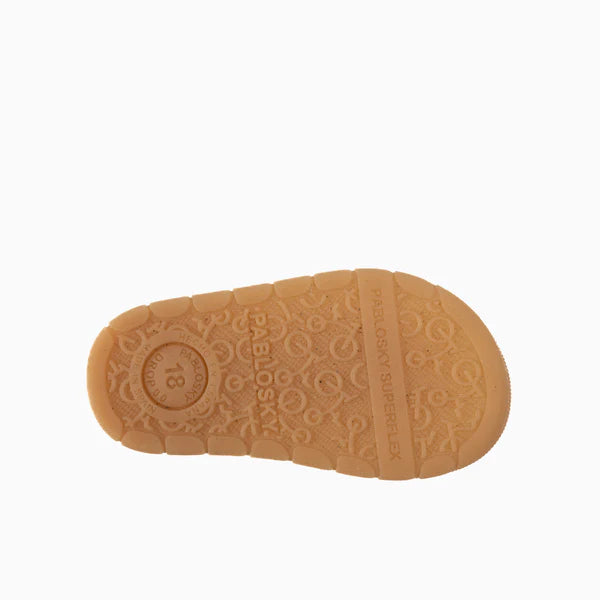 Vista da sola da sandália Pablosky Barefoot Savana Tuorlo, em borracha antiderrapante, com inscrições "PABLOSKY" e "SUPERFLEX".