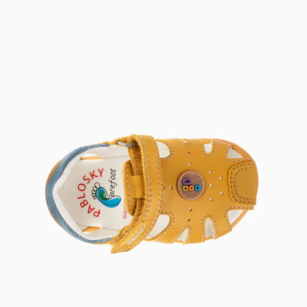 Vista superior da sandália Pablosky Barefoot Savana Tuorlo amarela, mostrando a palmilha com logótipo e o fecho de velcro.