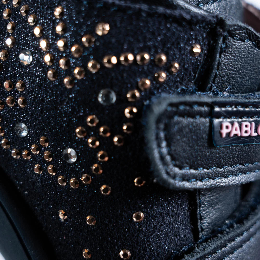 Detalhe ampliado da Pablosky Barefoot Sapatilha Fortune Marino, mostrando os brilhantes e o fecho de velcro com a marca.
