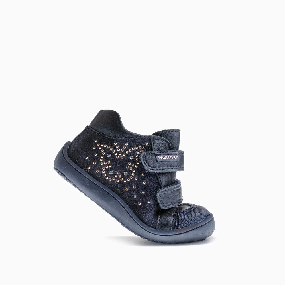Pablosky Barefoot Sapatilha Fortune Marino em azul marinho, vista em movimento simulando flexibilidade.
