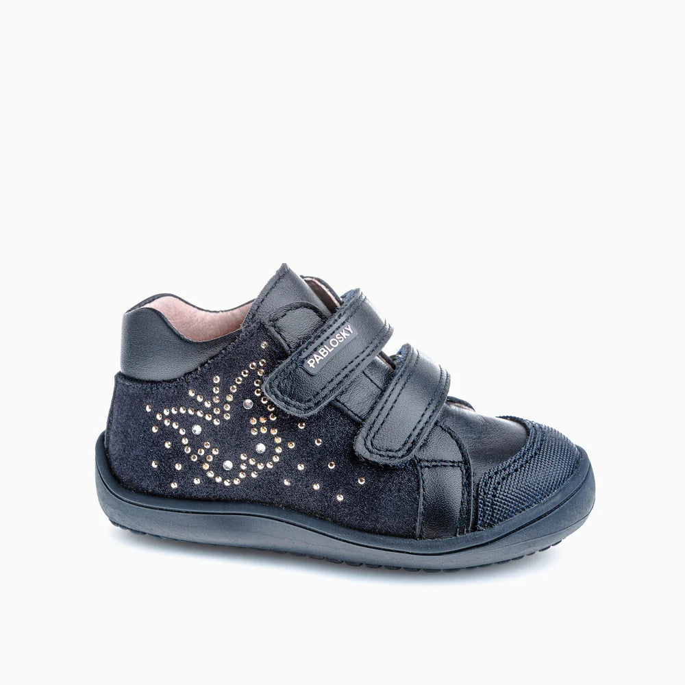 Pablosky Barefoot Sapatilha Fortune Marino em azul marinho, vista lateral com fechos de velcro e detalhes brilhantes.