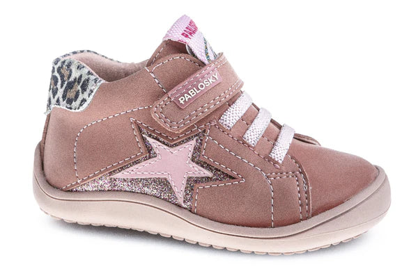 Sapatilha Pablosky Barefoot em tom framboesa, com detalhe de estrela rosa e glitter, fecho de velcro e padrão animal print no calcanhar.