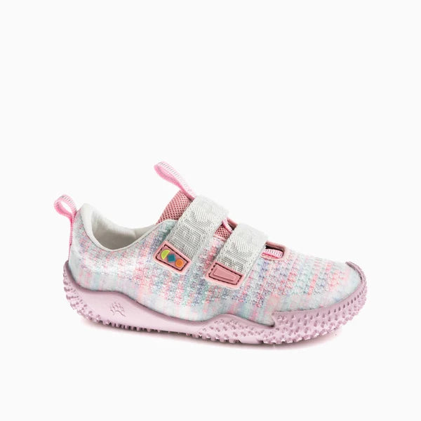 Pormenor dos fechos aderentes e malha texturada das sapatilhas barefoot Pablosky Silver Pink Knit.