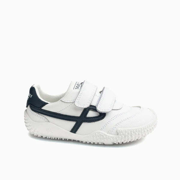 Sapatilhas barefoot Pablosky Zarpa em pele branca com tiras de fecho aderente e detalhe azul
