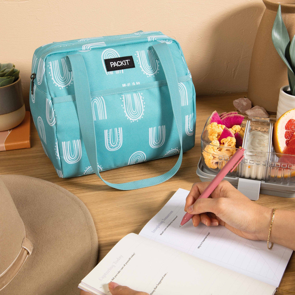 A bolsa lancheira Packit Hampton dobrada e plana, pronta a ser colocada no congelador para refrigeração.