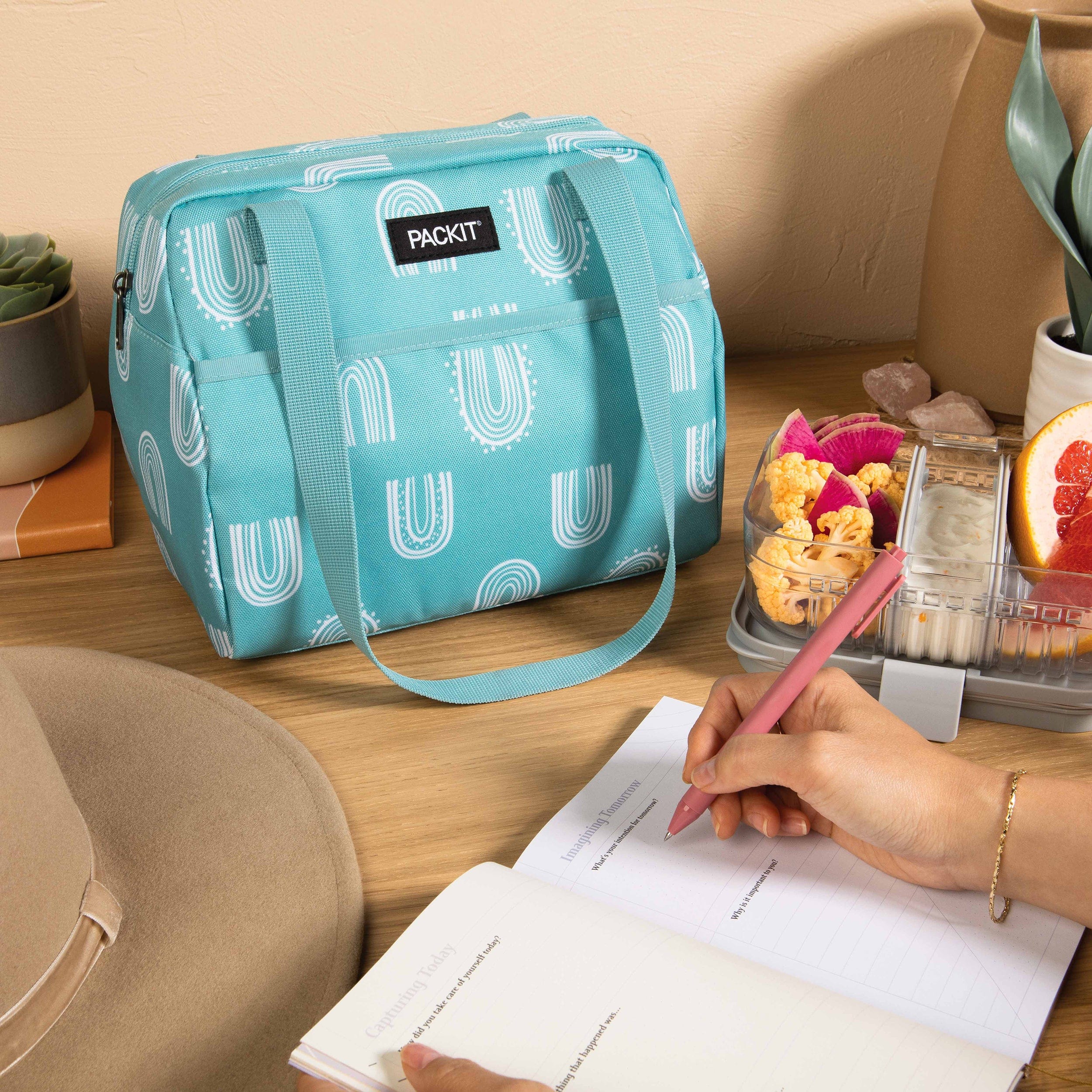 A bolsa lancheira Packit Hampton dobrada e plana, pronta a ser colocada no congelador para refrigeração.