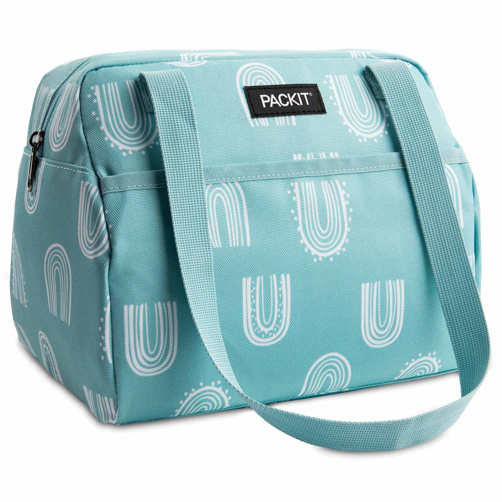Bolsa lancheira térmica Packit Hampton Lunch Bag Desert Arch azul-água com padrão de arco-íris branco, vista frontal com alça de ombro.