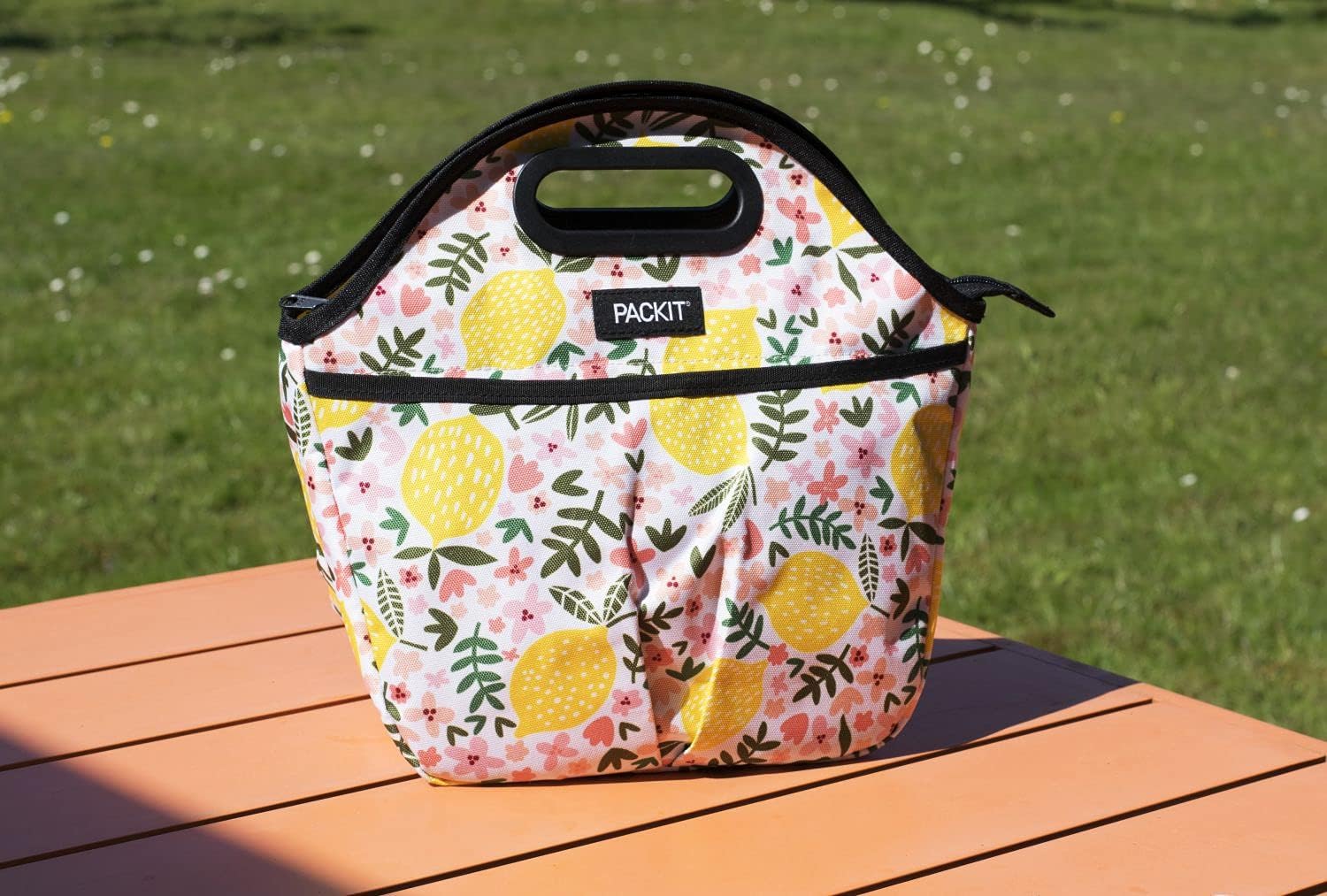 A lancheira Packit Travel Cooler com limões, aberta e cheia com recipientes de almoço saudáveis, pronta para levar.