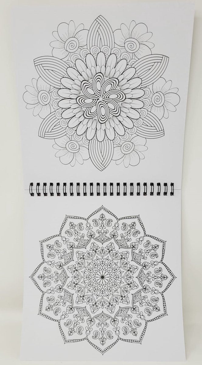 Duas páginas abertas de um livro de colorir com espiral, exibindo desenhos de mandalas detalhados, um floral e outro geométrico, prontos para colorir.