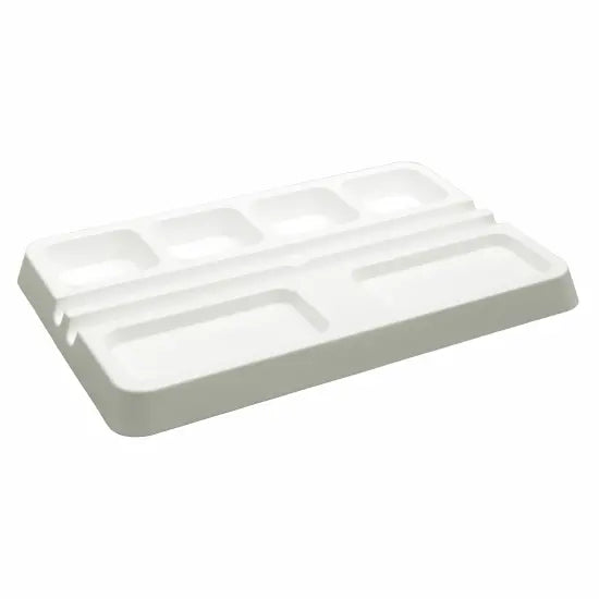 Paleta retangular escolar branca, em plástico, com vários compartimentos para tintas e misturas, isolada sobre fundo branco.