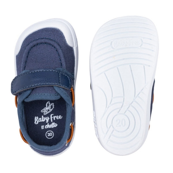 Vista superior e inferior de uma sapatilha barefoot azul marinho, mostrando a palmilha com logótipo "Baby Free by Chetto" e a sola flexível branca com o número 20.