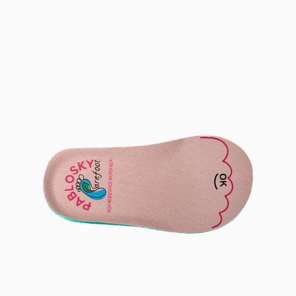 Palmilha removível da sapatilha Pablosky com a marca "Pablosky barefoot" e indicação de tamanho "OK".