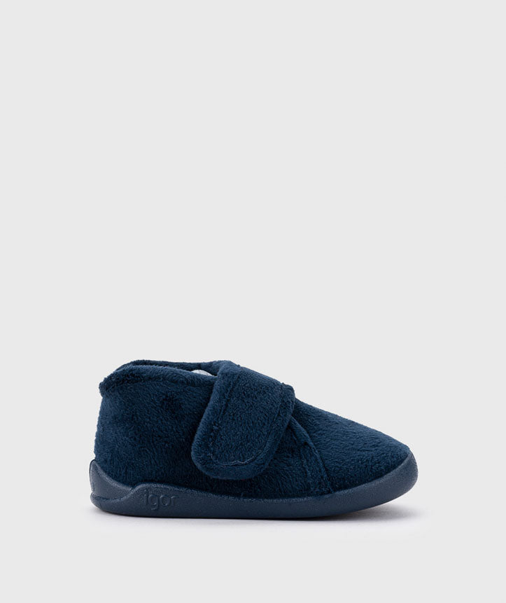 Pantufas barefoot infantis azul-marinho, feitas de tecido macio e respirável. Design minimalista com fecho em velcro e sola flexível para máximo conforto e liberdade de movimento.
