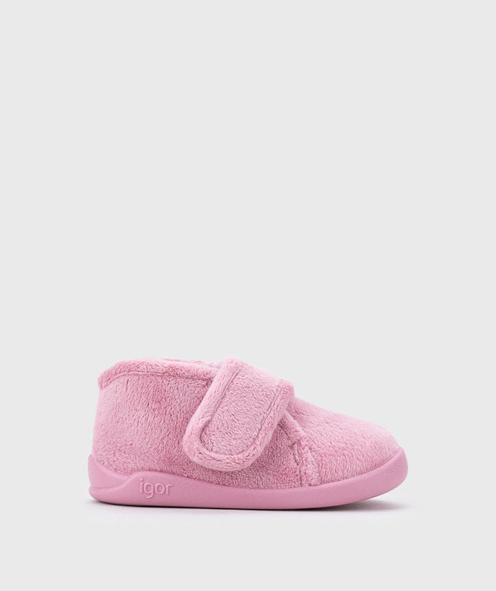 Pantufas barefoot infantis rosa, fabricadas em tecido macio e respirável. Design minimalista com fecho em velcro e sola flexível para conforto e liberdade de movimento.
