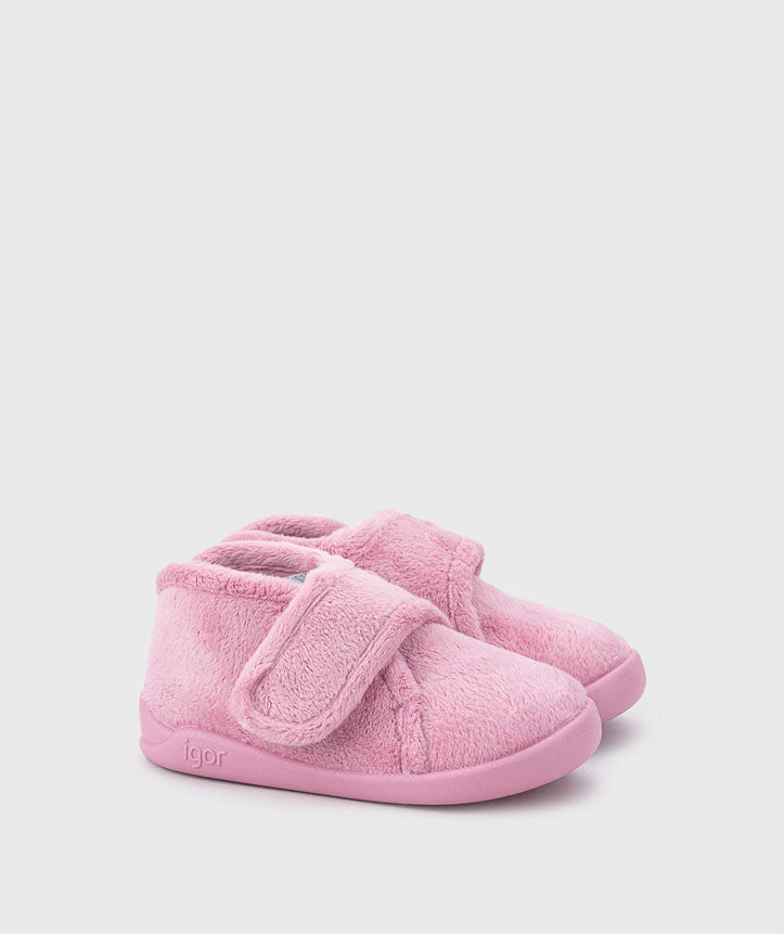 Pantufas barefoot infantis rosa, fabricadas em tecido macio e respirável. Design minimalista com fecho em velcro e sola flexível para conforto e liberdade de movimento.
