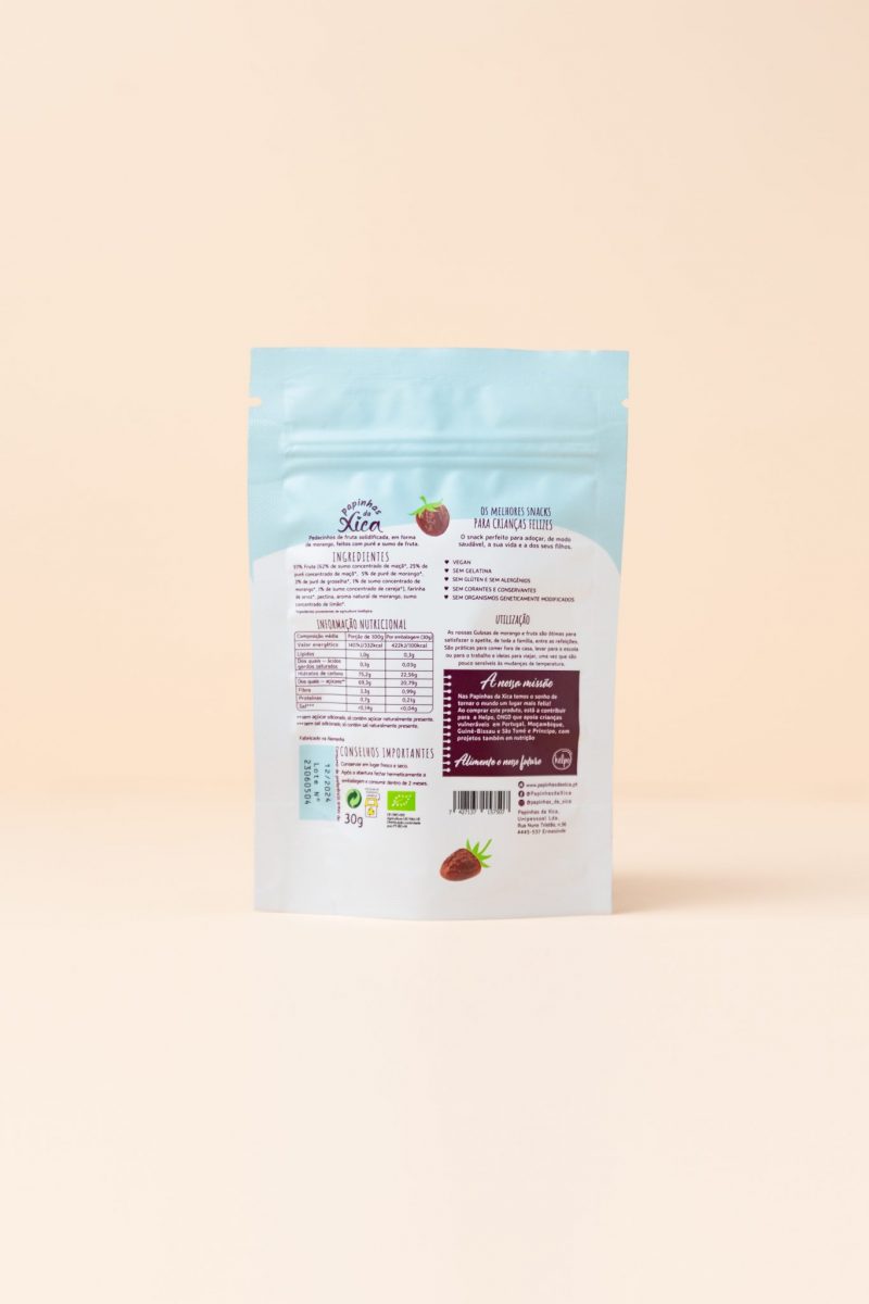 Detalhe das gomas de fruta Papinhas da Xica Morango em formato de coração, mostrando a textura natural e a cor vermelha viva.