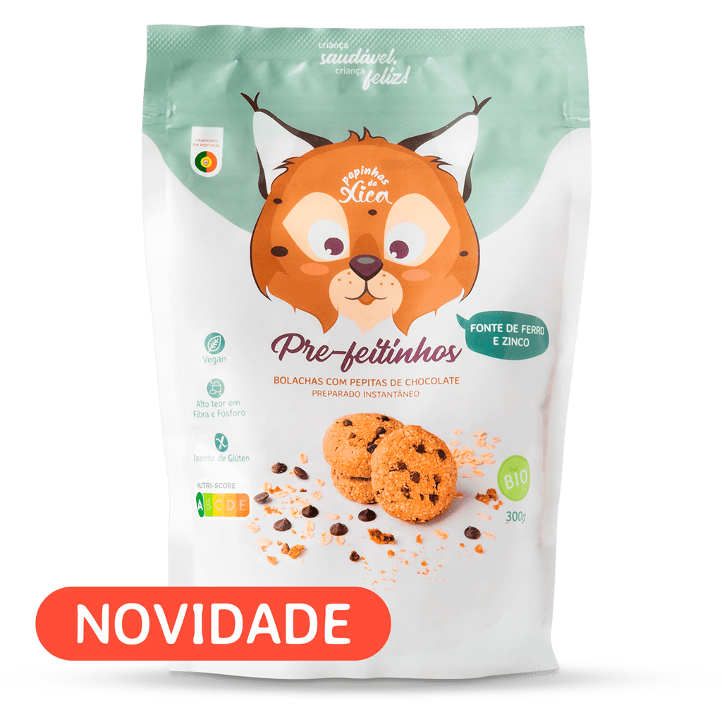 Embalagem branca do preparado para bolachas "Pre-feitinhos" da Papinhas da Xica, com desenho de raposa e bolachas com pepitas de chocolate.