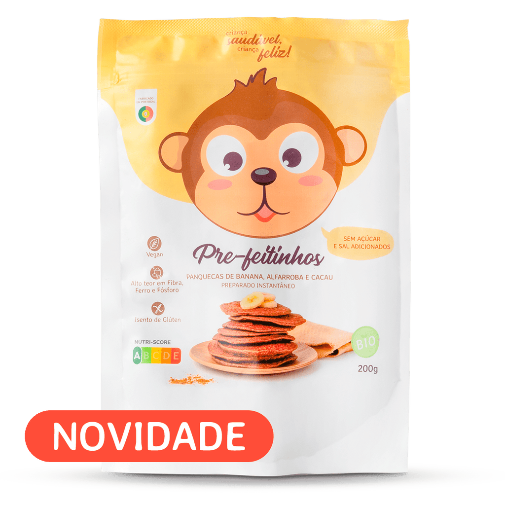 Embalagem amarela e branca do preparado para panquecas "Pre-feitinhos" da Papinhas da Xica com desenho de macaco e panquecas. Destaque "NOVIDADE".