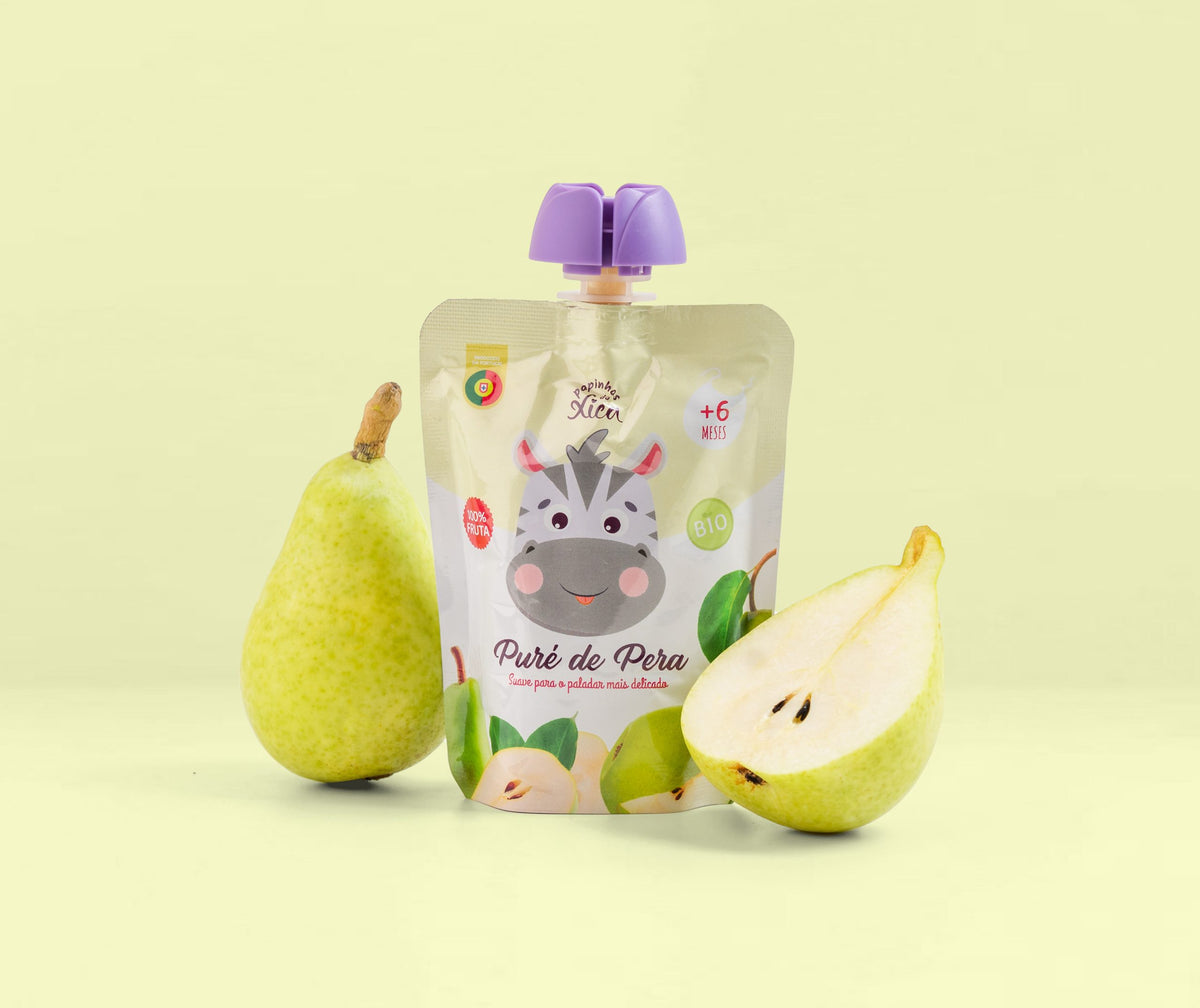 Saqueta de Papinhas da Xica Puré de Pera biológico, com design de zebra, ladeada por peras frescas inteiras e cortadas.