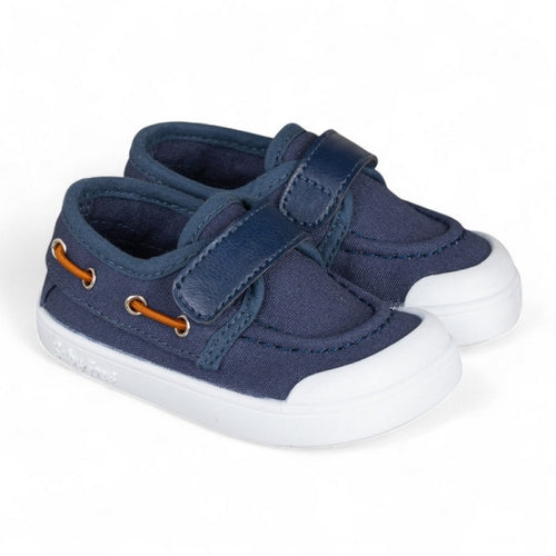 Par de sapatilhas infantis barefoot azul marinho com fecho de velcro, mostrando o design lateral e a biqueira protetora branca.