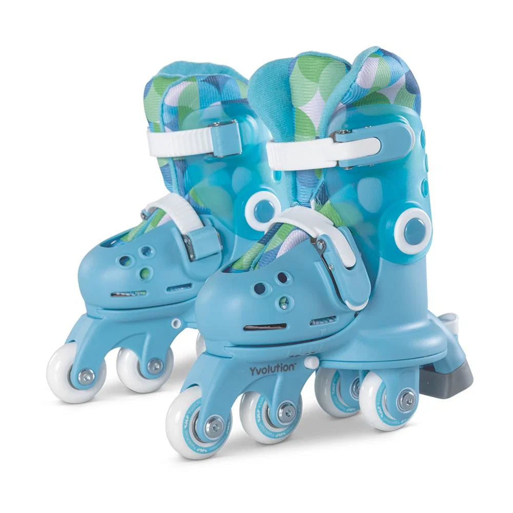 Vista frontal de um par de patins infantis Yvolution Twista azuis, ambos em configuração de rodas paralelas, com detalhes do forro estampado.
