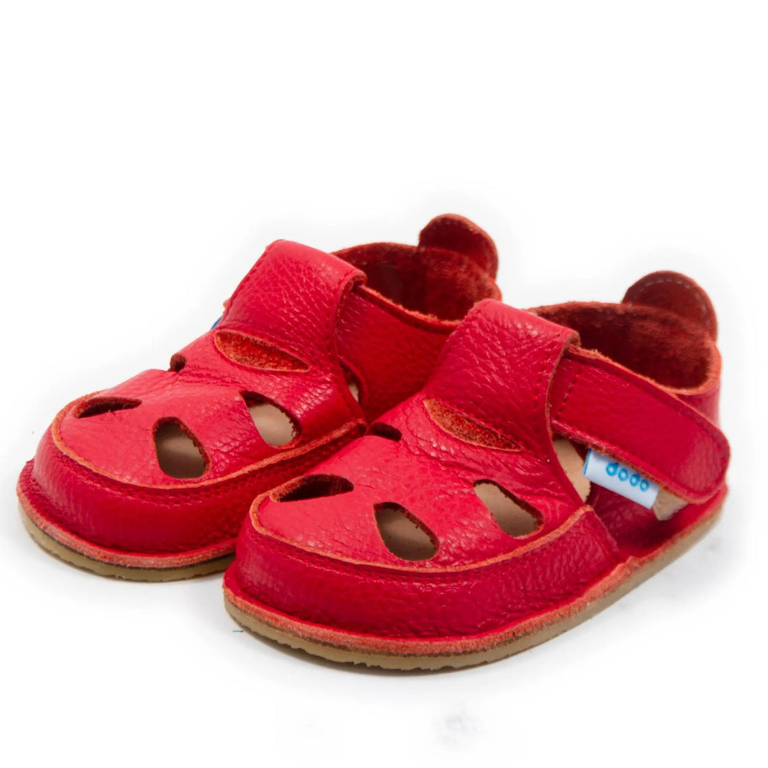 Sandálias barefoot Dodo Shoes em vermelho, com design anatómico e sola de borracha natural flexível de 3 mm, oferecendo excelente aderência e conforto para o desenvolvimento saudável dos pés infantis.